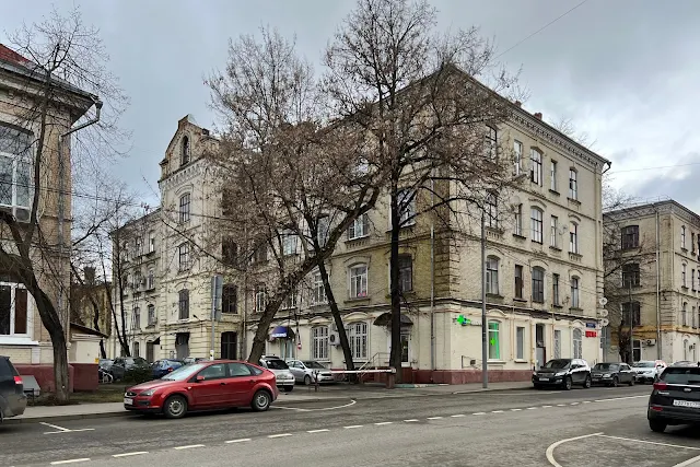Дербеневская улица, жилой дом 1908 года постройки – бывший жилой дом / общежитие ситценабивной фабрики «Мануфактура Эм. Цинделя»