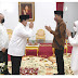 Saat Presiden Jokowi dan Menhan Prabowo Makan Opor Bersama