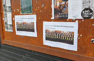 Affischer om Sundsvalls kammarkör konsert i Ockelbo kyrka. Foto: Karin Lönnå