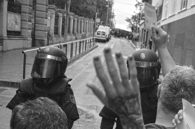 Manifestación del 1 de octubre de 2017 en un colegio electoral de Barcelona