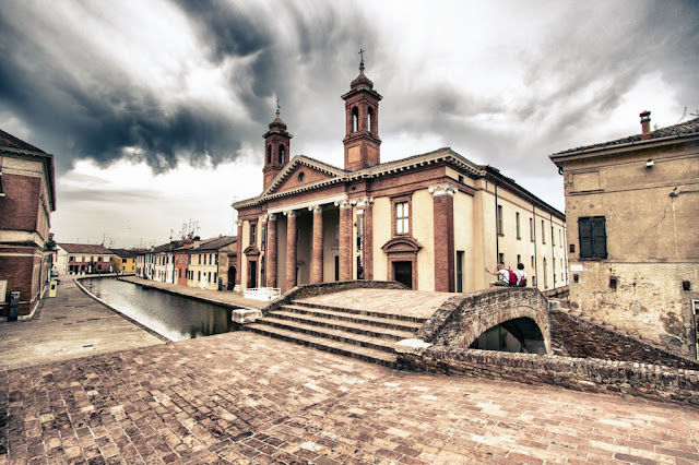 Ponte degli sbirri e Chiesa dei Santi Pietro e Paolo-Comacchio