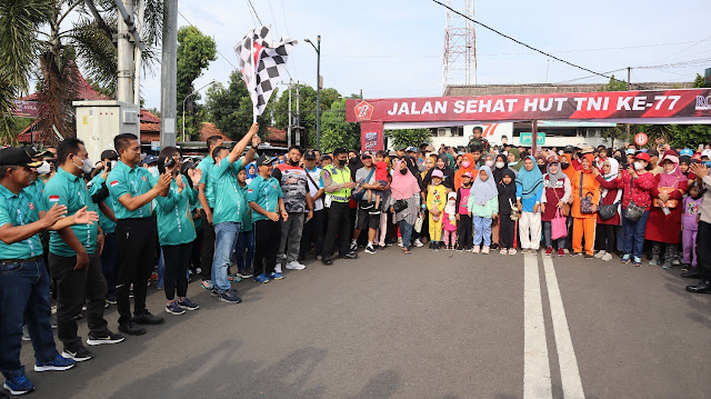 Peringati HUT TNI Ke-77, Masyarakat Antusias Mengikuti Jalan Sehat Bersama Kodim Pemalang