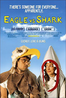 EAGLE VS SHARK. Cartel. Nueva Zelanda. Diseño: New Wave Creative. Eagle vs Shark. 2007. Nueva Zelanda. Dirección: Taika Waititi. Reparto: Loren Taylor (como Loren Horsley), Jemaine Clement, Joel Tobeck, Brian Sergent, Craig Hall, Rachel House, Morag Hills, Bernard Stewart, Taika Waititi, David Fane.