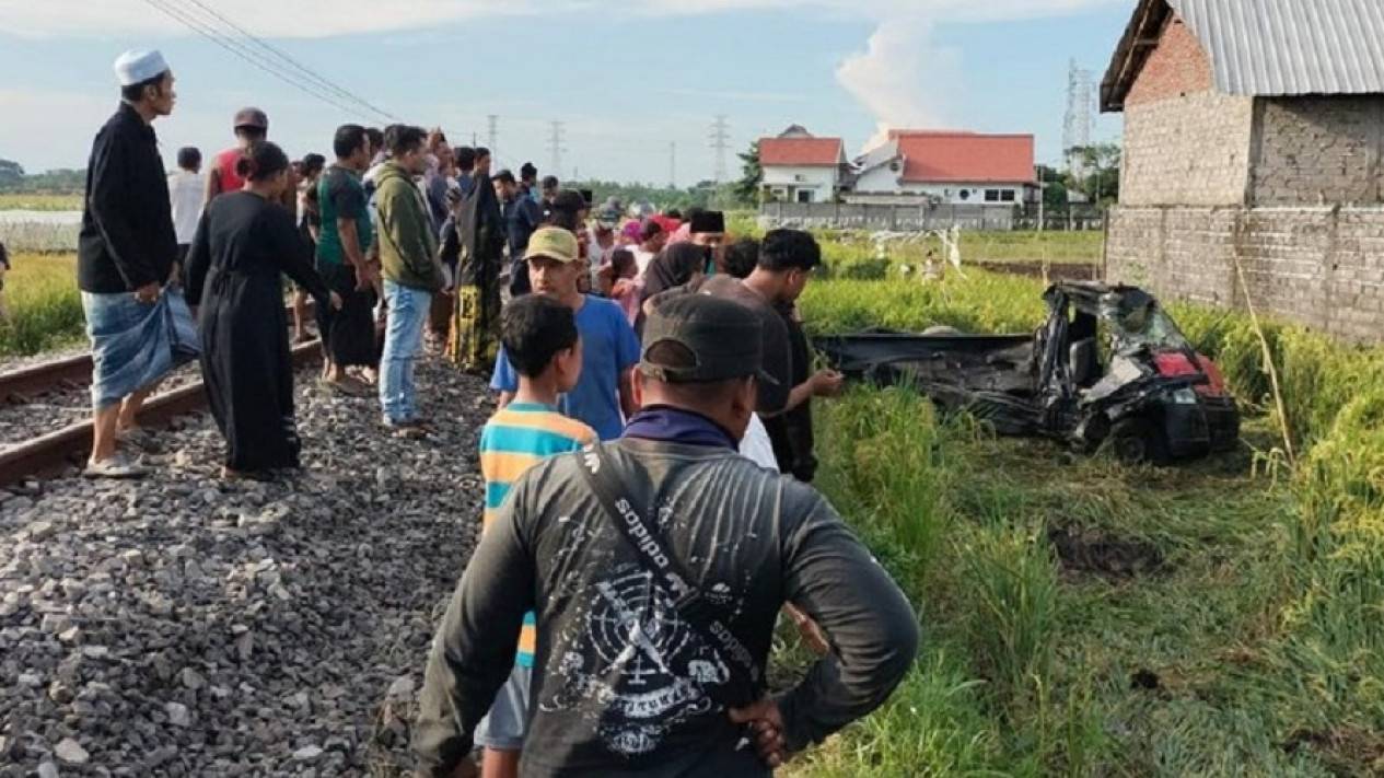Kecelakaan Mobil Pikap GranMax Tertabrak KA Wijaya Kusuma di Leces Probolinggo, 3 Orang Tewas