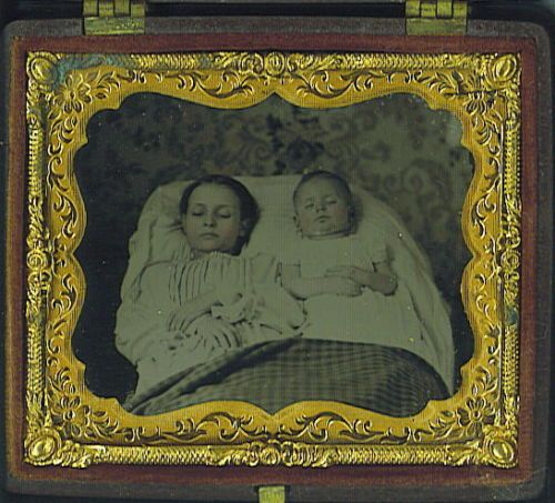 Fotografía post mortem de dos hermanos sobre 1863. Ebay.