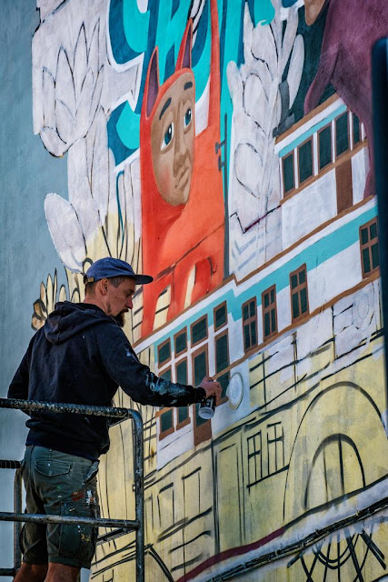 Алексей Kislow баллончиком рисует на стене