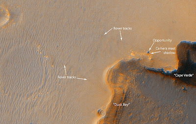 Марсоход Оппортьюнити и кратер Виктория (фото 2006 года
