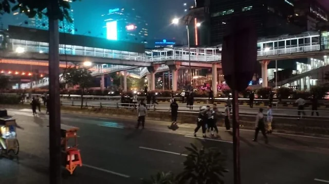 Depan Polda Kembali Rusuh, Polisi Rampas HP hingga Angkut Pekerja Kantoran Depan Polda Kembali Rusuh, Polisi Rampas HP hingga Angkut Pekerja Kantoran