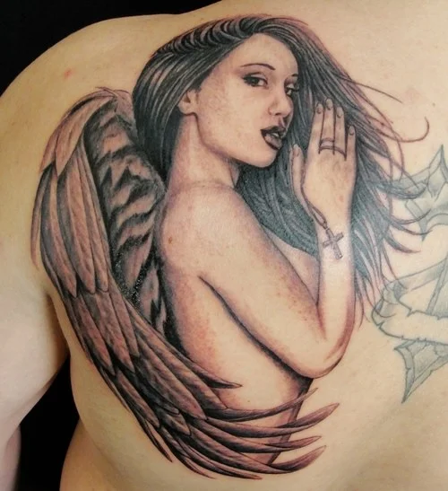 vemos tatuaje de un ángel de la guarda, es un tatuaje realista en tonos grises