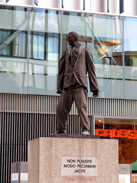 Monument to the Unknown Artist by Greyworld, Sumner Street, Southwark, London