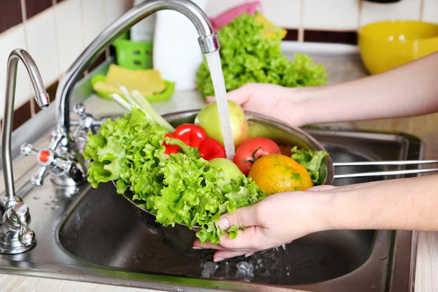 lavando-frutas-e-verduras-com-agua-corrente