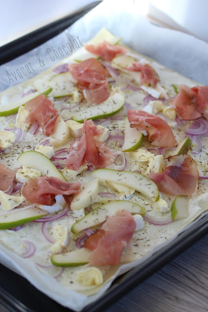 alt="tarte flambée à la poire, tomme et jambon cru"