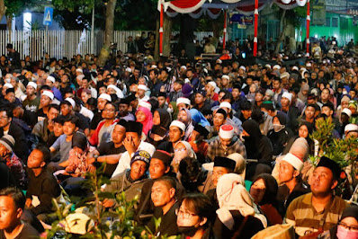 Ribuan Warga dan Polisi di Jombang Sinau Bareng Cak Nun