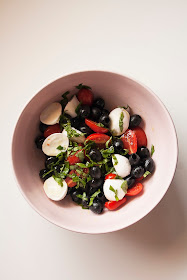 Pasta fredda con pomodorini, bocconcini di bufala e olive nere