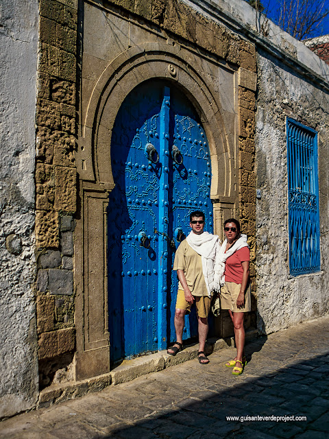 Túnez, típica puerta de color azul, por El Guisante Verde Project