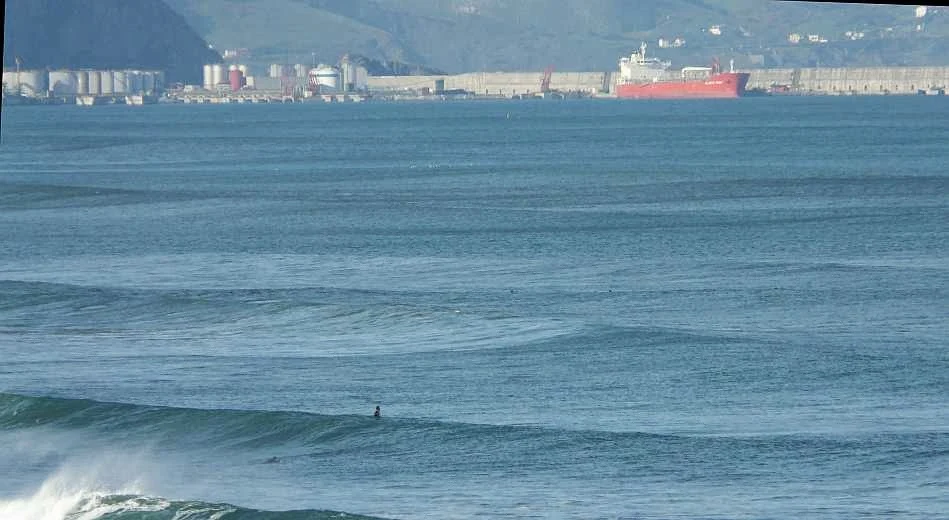 surfista esperando una ola sopelana