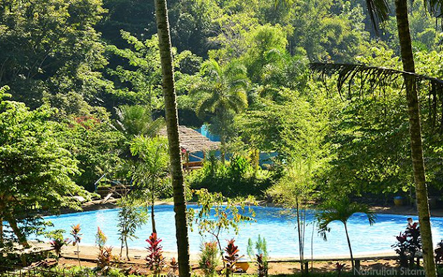 Kolam mandi anak-anak menggunakan air langsung dari mata air