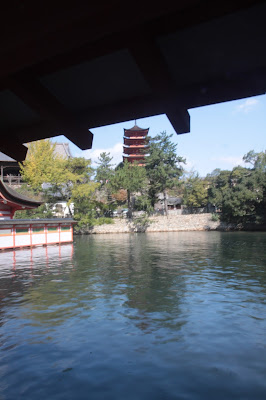 Vista de una pagoda desde el santuario Itsukushima