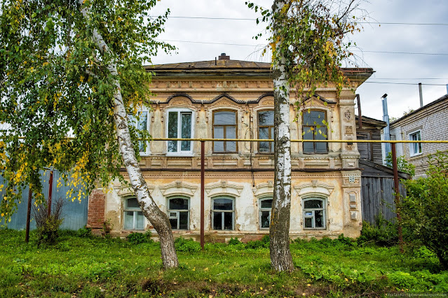 Старый двухэтажный жилой каменный дом