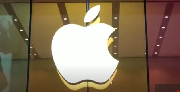 Image of an Apple iPhone and Siri logo representing privacy concerns in the $95 million class-action lawsuit