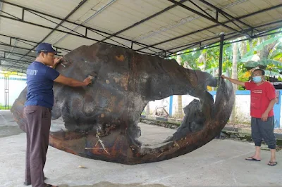 Potongan besi dari Roket Long March 5B asal China yang jatuh di Kecamatan Sekayam, Kabupaten Sanggau, Kalbar, dibawa petugas dari BRIN untuk diteliti lebih lanjut.