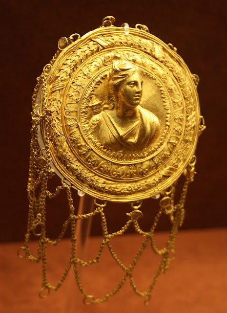 0320_-_Archaeological_Museum,_Athens_-_Gold_hairnet_-_Photo_by_Giovanni_Dall'Orto,_Nov_11_2009