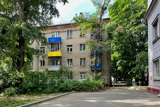 Химки, Ленинградская улица, дворы, жилой дом 1935 года постройки Химки, Ленинградская улица, дворы, жилой дом 1935 года постройки