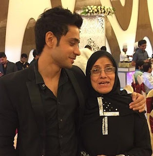 Adnan Khan bersama ibunya
