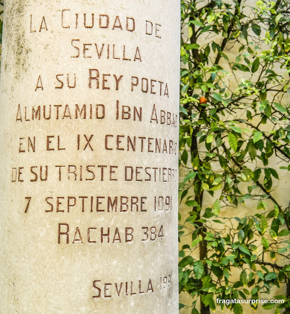 Homenagem ao rei mouro Almutâmide, ou Abbad III, em um jardim do Alcázar