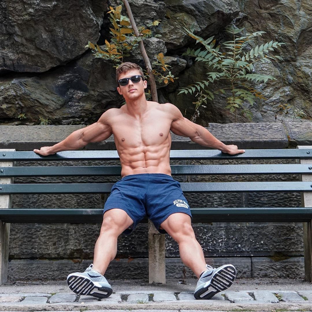 hot-shirtless-muscular-guy-abs-sunglasses