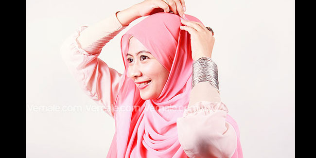 tutorial jilbab: Cara Memakai Jilbab Segi Empat Dua Warna Romantis