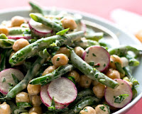 Salada Morna de Grão-de-Bico, Vagens e Rabanetes com Molho Aioli (vegana)