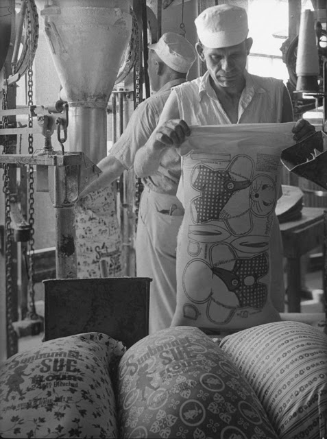 Приблизительно 1939 год: Рабочие на мукомольной фабрике Санбоннет Сью