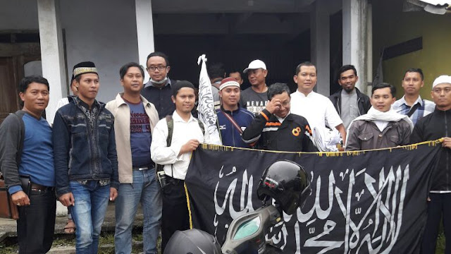 Puluhan Orang Ikuti Pawai Sosialisasi Panji Rosululloh Al Liwa dan Ar Royah