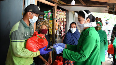 Hetty Andika Perkasa Beri Bantuan Paket Sembako Kepada Petugas TPU Pondok Ranggon