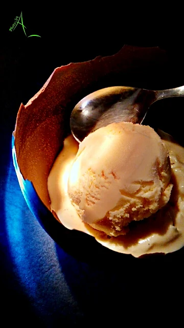 Crème glacée sabayon dans une coquille en chocolat