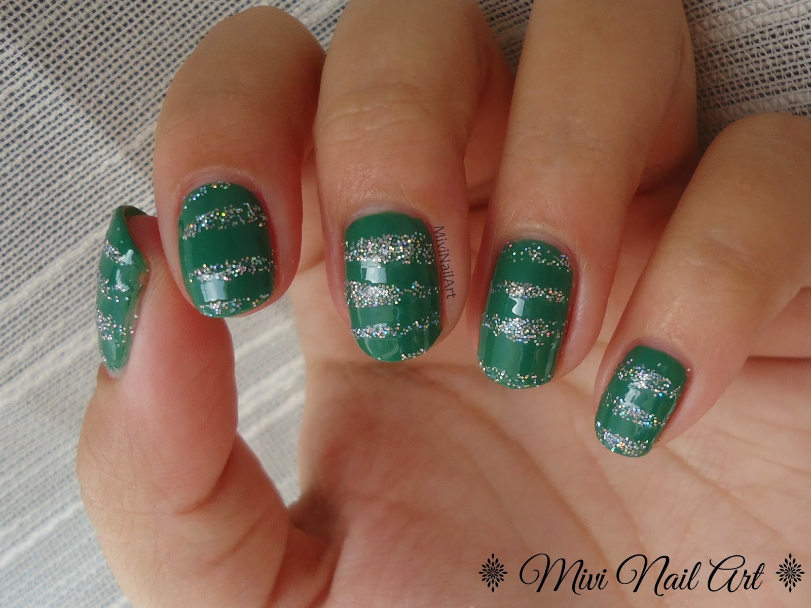 http://mivinailart.blogspot.com.es/2014/12/manicura-lineas-navidenas.html