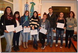 Juan Pablo de Jesús junto a estudiantes de la carrera de Ciencias Económicas que la UBA dicta en La Costa