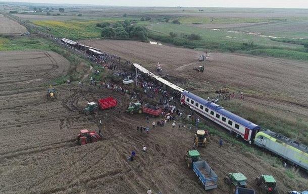 У Туреччині зійшов з колії потяг: десять жертв