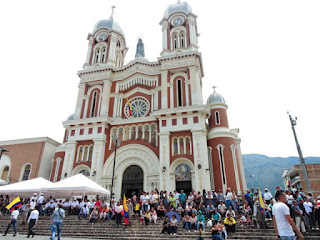 iglesia parque de Bello en el día de la independencia de colombia