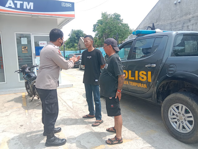 Dalam Giat Patroli, Bripka Ilham Berikan Himbauan Kepada Dua Petugas Parkir Bank BRI Unit Jayanegara