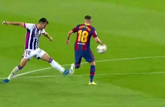 Esta es la mano de Jordi Alba que intercepta un lanzamiento de Óscar Plano y sale botando el balón. Los árbitros no la consideraron punible. F. C. BARCELONA 1 REAL VALLADOLID C. F. 0. 05/04/2021. Campeonato de Liga de 1ª División, jornada 29. Barcelona, Nou Camp. GOLES: 1-0: 90’, Ousmane Dembelé.