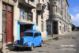 Старый автомобиль на улице в Гаване