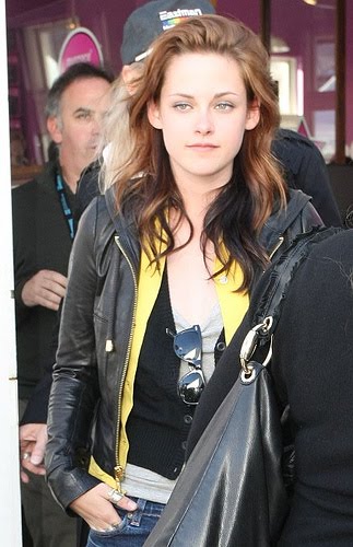 Kristen Stewart Smiling. Kristen Stewart: smiling is