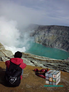 pose cool saat berada di bibir kawah ijen