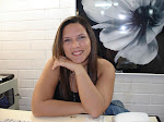 Mariana em seu ambiente de trabalho