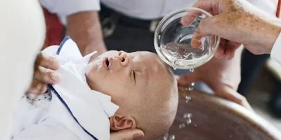 imagem de uma criança sendo batizada