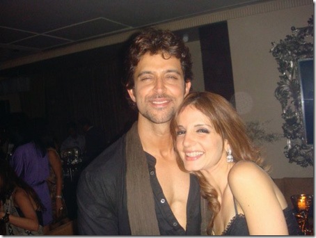 Hrithik-Roshan-kissing-susan-at-birthday-party