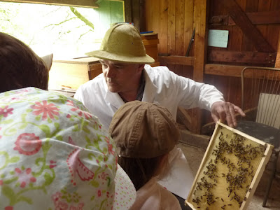 mit den Kindern und dem Imker im Bienenhaus