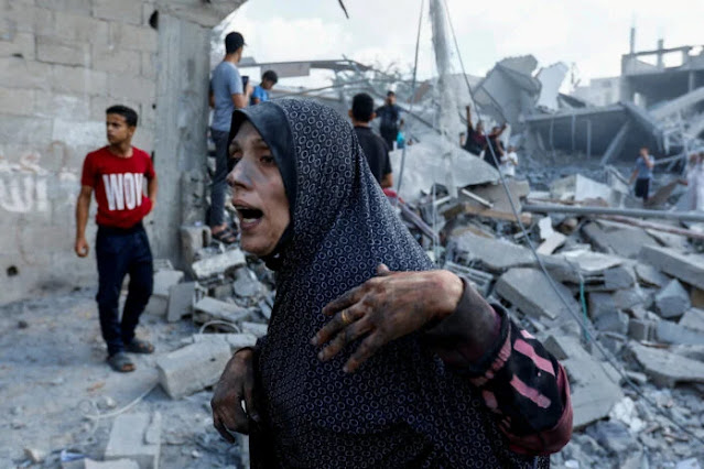 Παλαιστίνια στο σημείο των ισραηλινών επιδρομών στη Ράφα, στη νότια Λωρίδα της Γάζας. REUTERS/Ibraheem Abu Mustafa